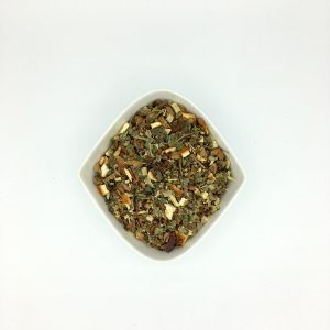 Die weiße rautenförmige Porzellanschale enthält weißgelbe, bräunliche und grüne Stücke und Blätter.