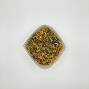 Die weiße rautenförmige Porzellanschale enthält viele gelbe Blütenblätter und mittelgrüne Blattfragmente.