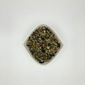 Die weiße rautenförmige Porzellanschale enthält mittelgrüne Blattfragmente und gelbe und dunkelrote Blütenblätter.