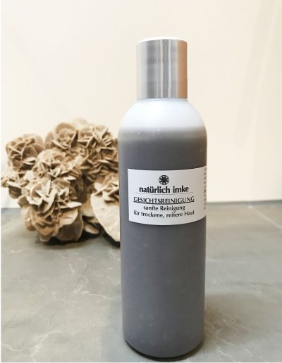 Die opake HDPE-Rundflasche mit silberfarbenem Klappdeckel enthält eine rotbraune Suspension.